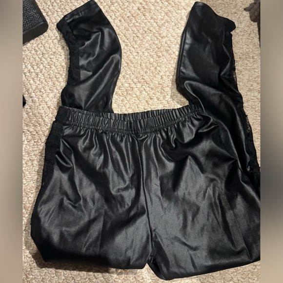 Pleather leggings 🔥 - Picture 1 of 2